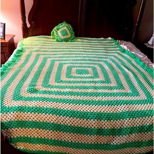 Full size crochet blanket and pillow